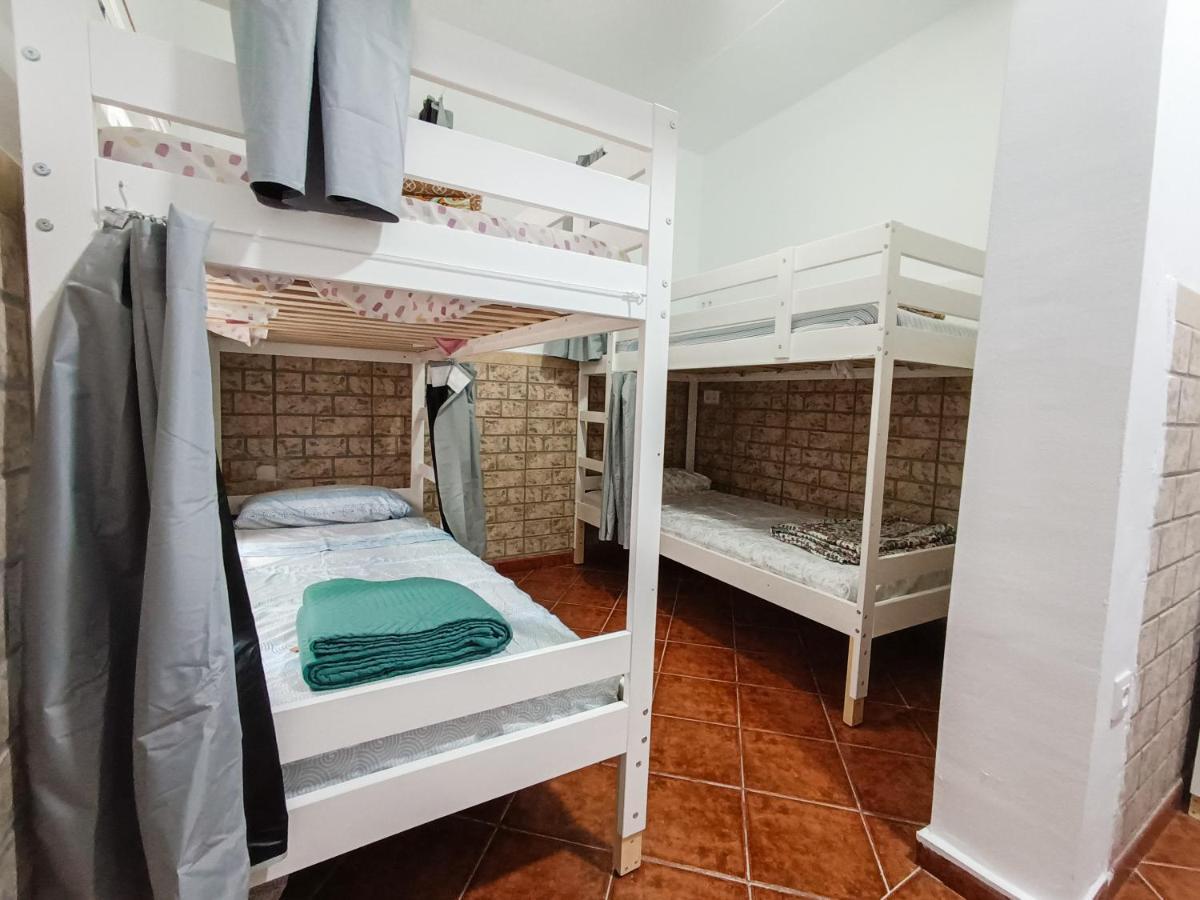Cama individual en habitación compartida mixta